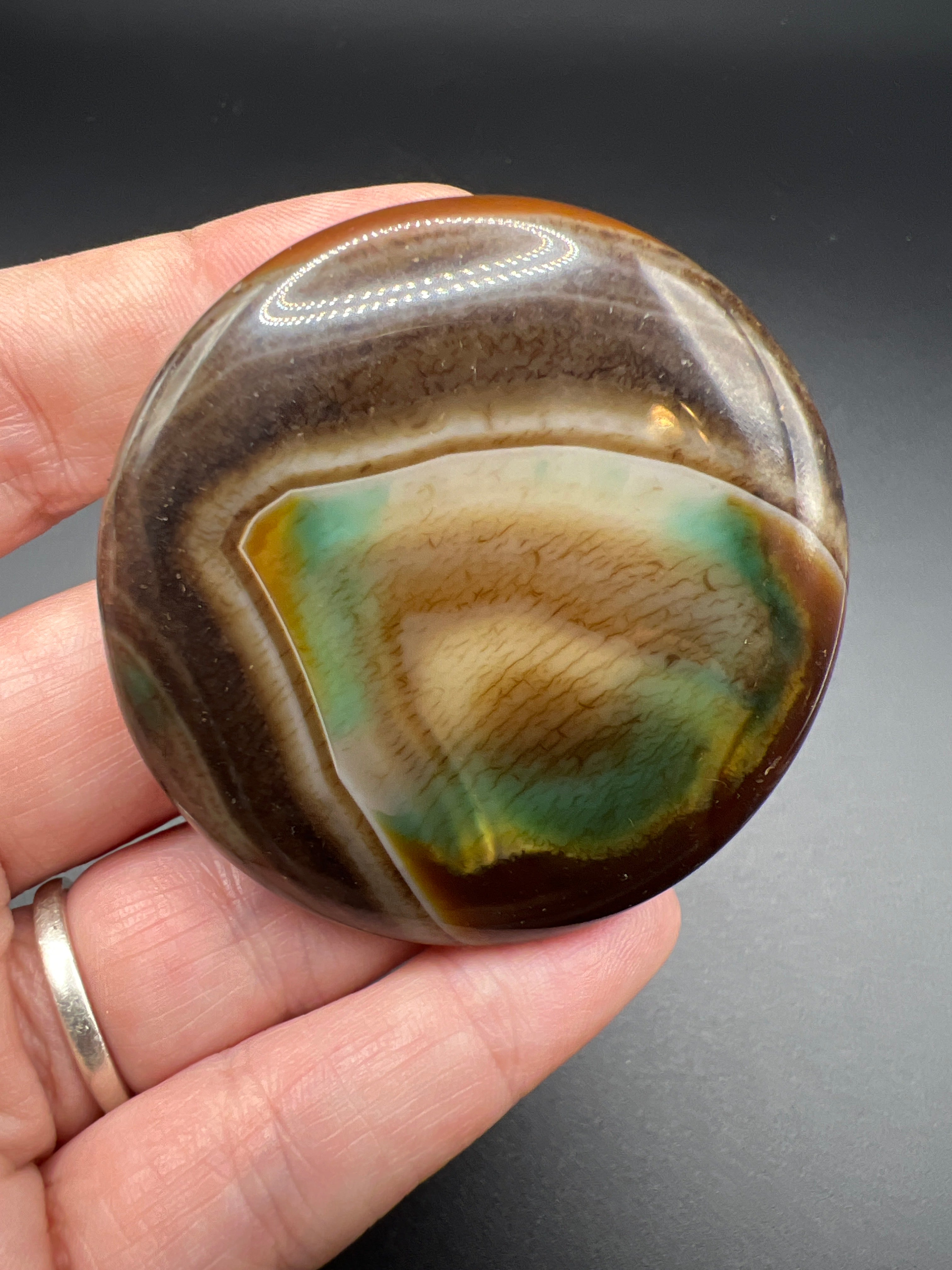 👁️ Gobi Eye Agate Palm Stone — The Ancient Watcher